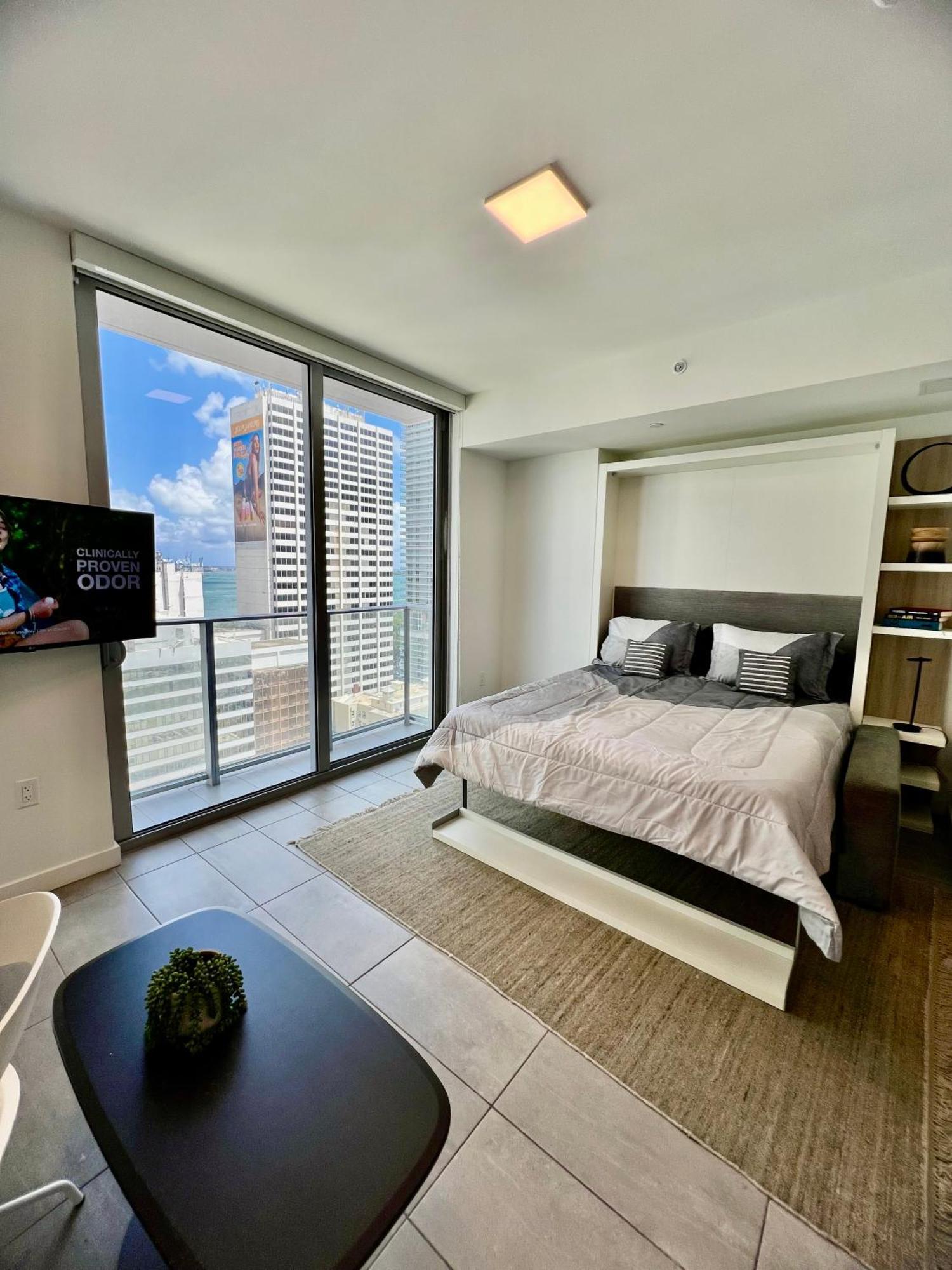 Spacious Studio In The Heart Of Downtown Miami Apartment Bagian luar foto